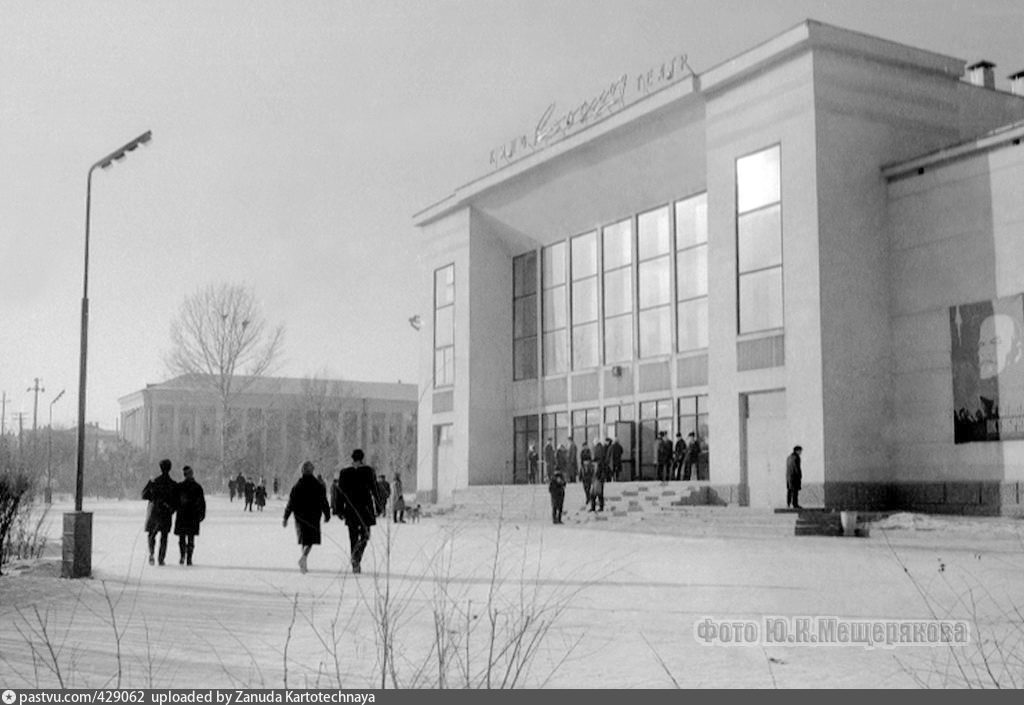 Кинотеатр вольск. ДМИК Вольск. Восход Вольск. Балаково ДК Строителей. Кинотеатр в городе Вольск старый.