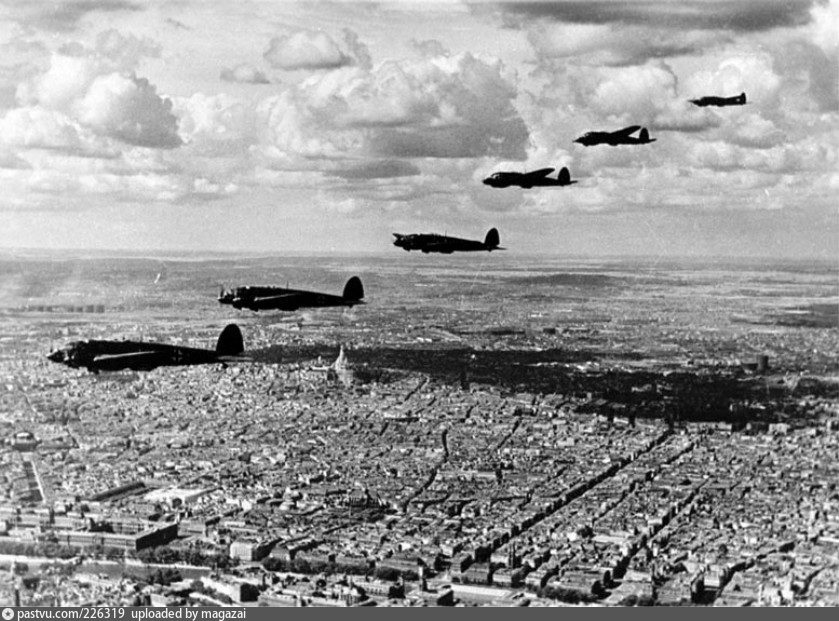 Немецкие самолеты над Парижем (1940)