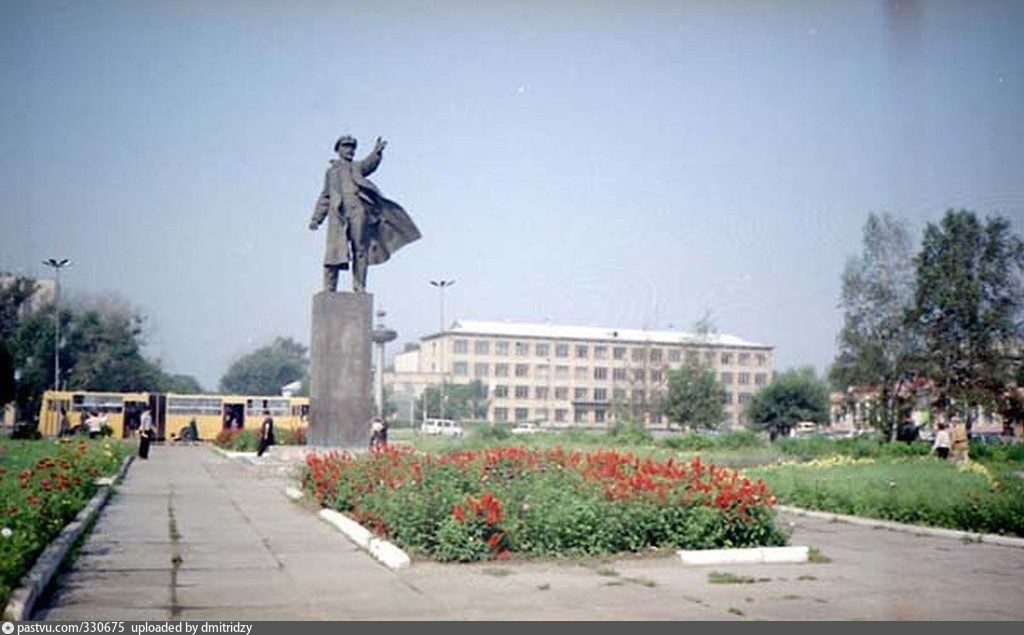 Уссурийск время сейчас. Уссурийск площадь 1990-е. Старый Уссурийск Центральная площадь. Памятник Ленину в Уссурийске. Уссурийск площадь 80 год.