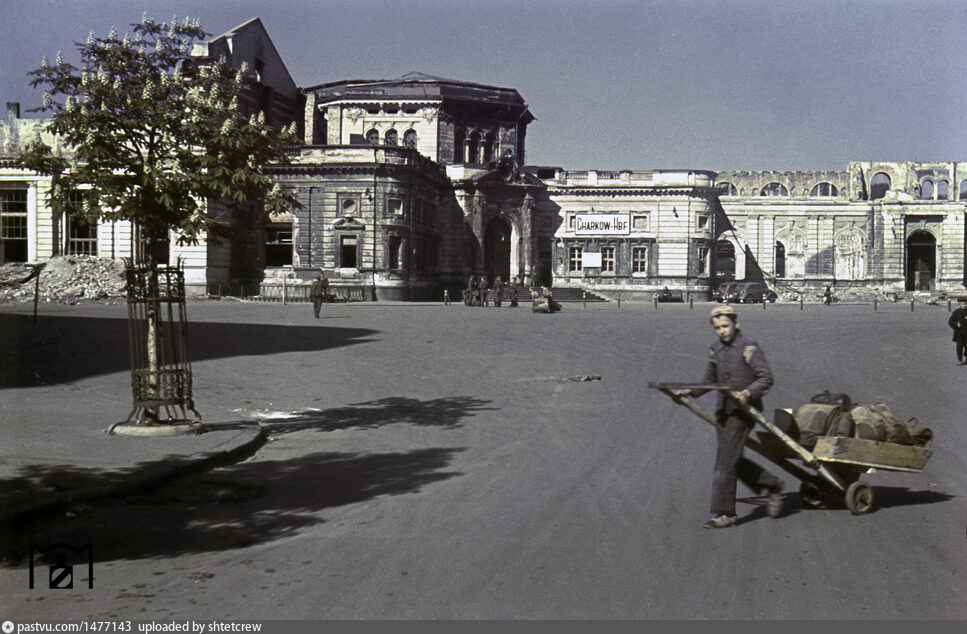 Оккупация харькова. Харьковский вокзал 1943 год. Харьков в оккупации 1941-1943. Оккупированный Харьков 1943. Харьков вокзал 1941.