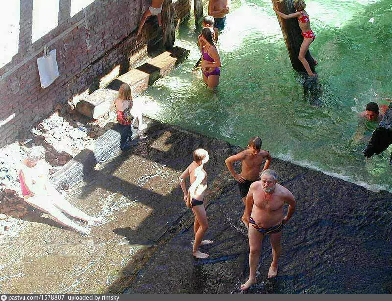 Народный бассейн в здании склада, ок. 2000 года. Фото pastvu.com