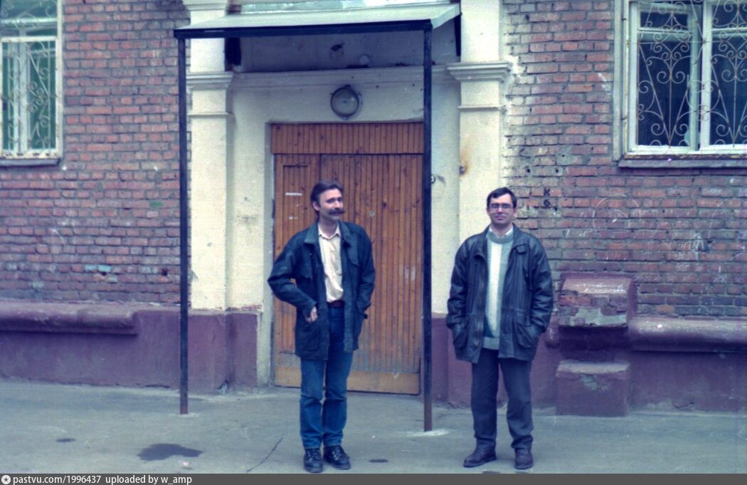 Большая Черемушкинская улица, дом № 30, корпус 1. У входа в офис программистов