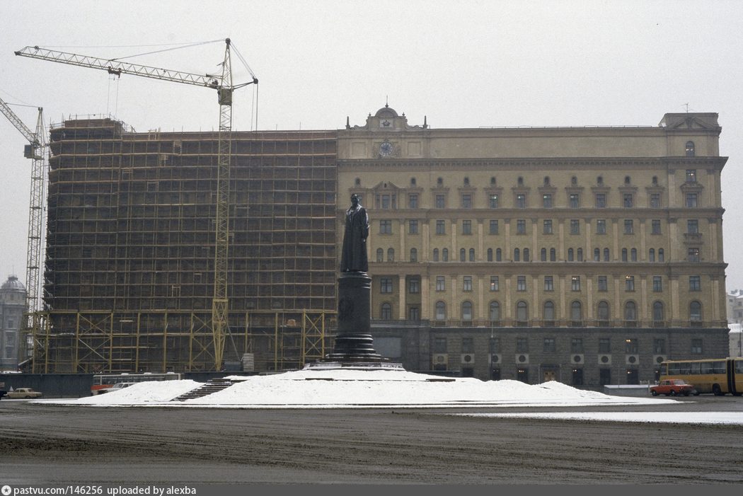 Размещается в здании. Здание КГБ на Лубянке внутри. Лубянка Москва ФСБ памятник Дзержинскому. Вычислительный центр КГБ на Лубянке. Здание ФСБ памятник Дзержинскому.