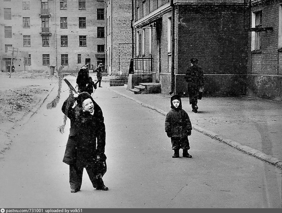 Во дворе.1-й проезд Соколиной горы д.5 а (сейчас 5-я ул.Соколиной горы д.4)