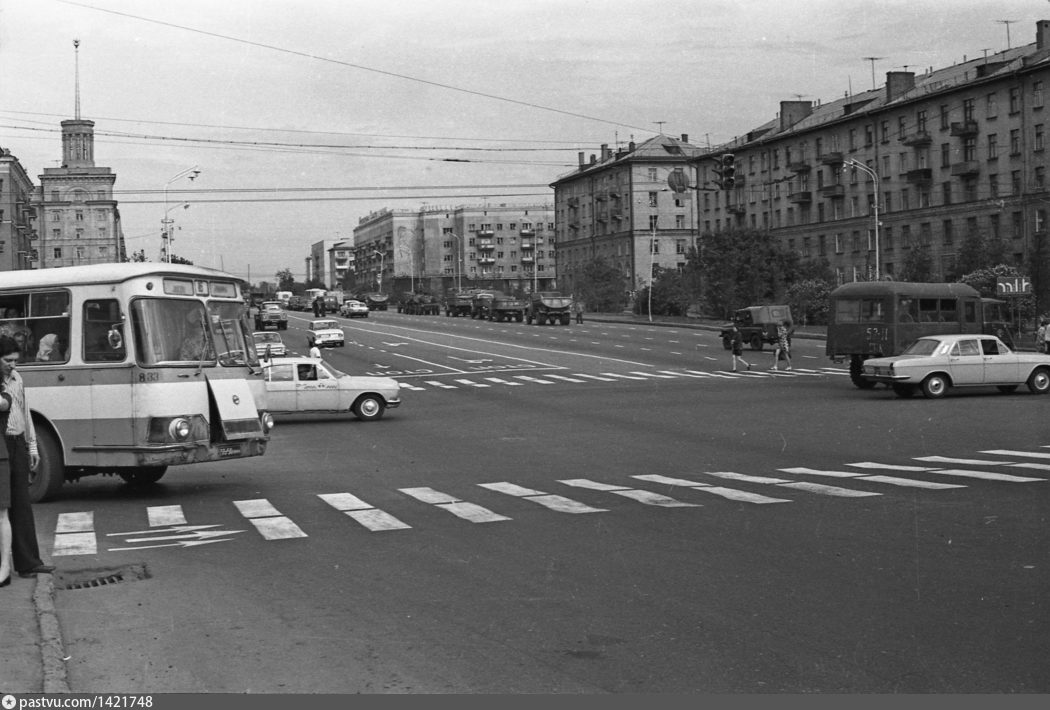 Зебры через Ленинградскую площадь Омска 