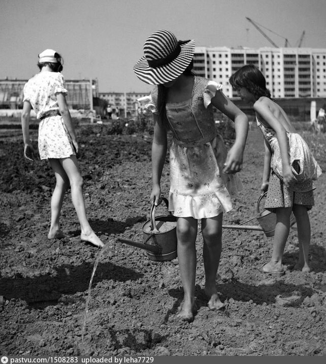 Город советский девочки. Босиком в лагере. Босиком в СССР. Босая девочка в лагере. Советские девушки босиком.