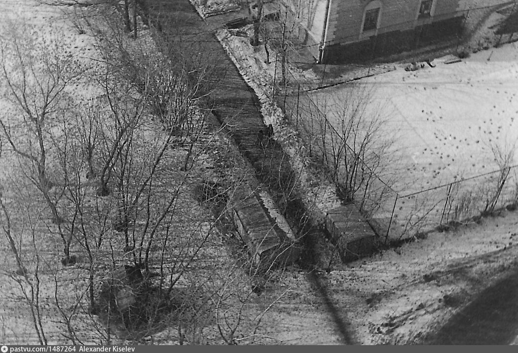 Гаражи во дворе дома № 35 по улице Вавилова