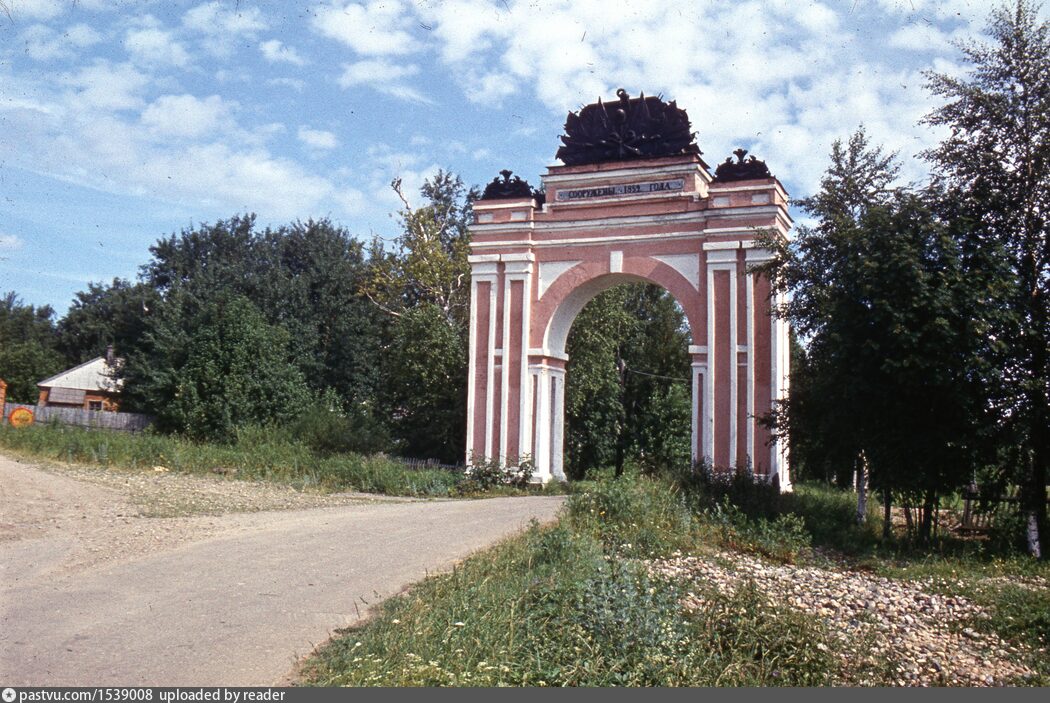 Триумфальная арка в Ярославле. Триумфальная арка КБР. Триумфальная арка сейчас. Кони на Триумфальной арке в новый год.