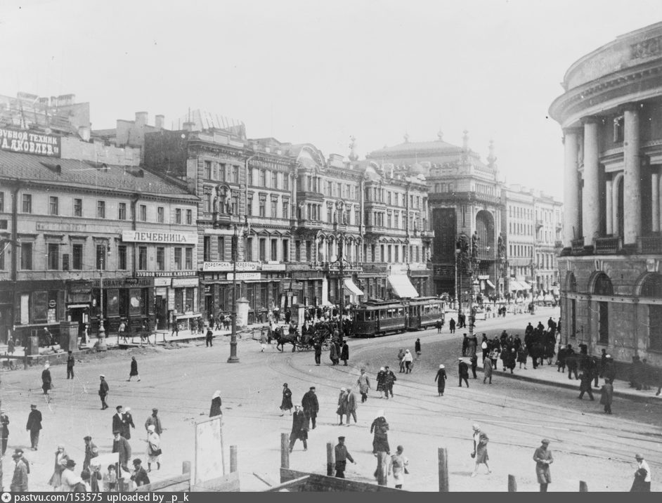 Угол пр. Невский проспект 1930. Санкт-Петербург Невский проспект до революции. Невский проспект Санкт-Петербург угол Невского и садовой. Угол Невского и садовой 80е Метрополь.