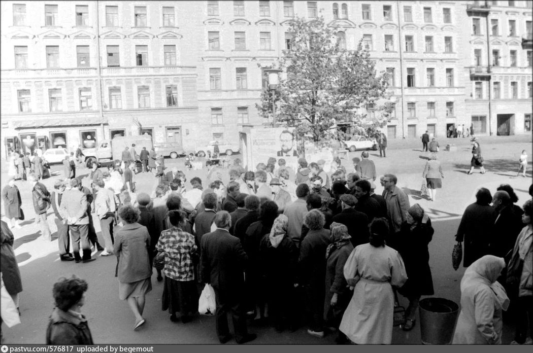 У метро василеостровская