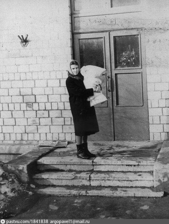 Улица Люсиновская, 72. У входа в подъезд дома
