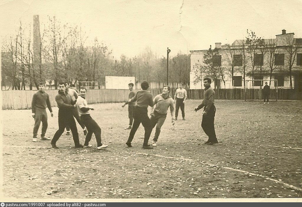 Февраля 1973. Высоцкий в новокузнецке в 1973. Кайфаджян георгий хоккей. Коперник на почтовых марках. Февраля 1973.