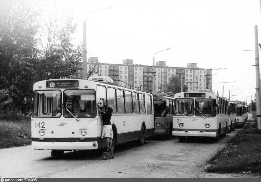 Автобус 116 пермь старые. ЗИУ 682 Пермь. Троллейбус ЗИУ Пермь. Ипподром Пермь трамвайное кольцо. Старые троллейбусы в Перми.