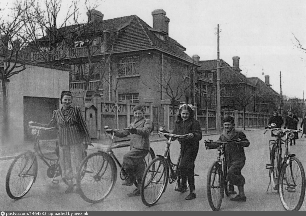 Family with bikes on Route Delastre, in the 1930s. Tess Johnston, Frenchtown Shanghai: Western Architecture in Shanghai's Old French Concession (2000).