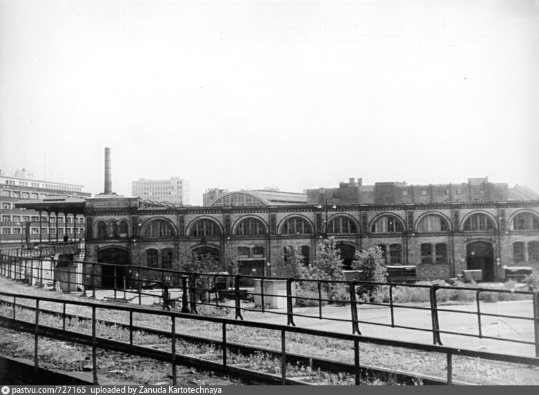 Blick auf die Zentralmarkthalle (Großmarkthalle); davor die Rochstraße ...