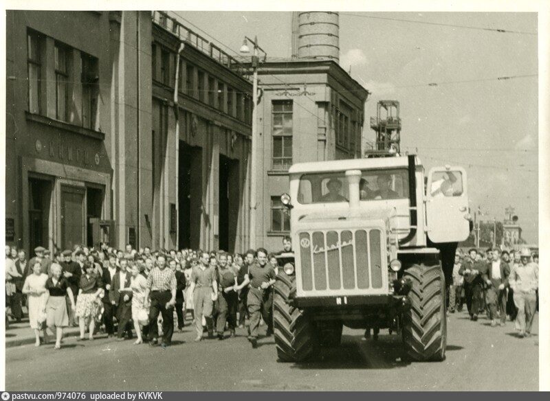 Первый тракторный завод. Трактор Кировец 1962. К-700 Кировец 1962. 1962 — Кировский завод выпустил первый колёсный трактор к-700 «Кировец».. Первый Кировец 1962.