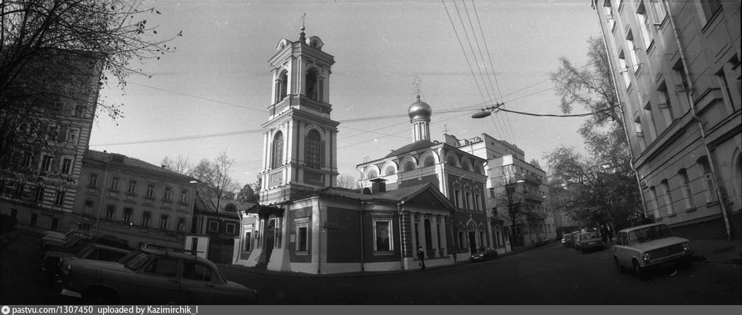 Храм брюсов переулок. Нежданова Брюсов переулок. Улица Неждановой Москва. Дом Андреева улица Неждановой (Брюсов переулок). Воскресенский храм Брюсов пер 18/2.