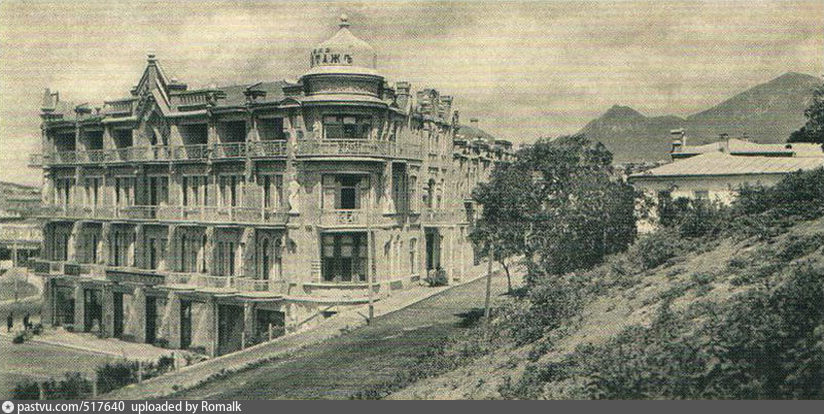 История зданий пятигорска. Здание эрмитаж в пятигорске. Архитектура пятигорска. Казенная гостиница пятигорск. Пятигорск 19 век.