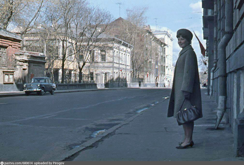 Источник 1968. Московская улица 1968. Московская улица 1968 картина. Красота вышла на улицы 1968.