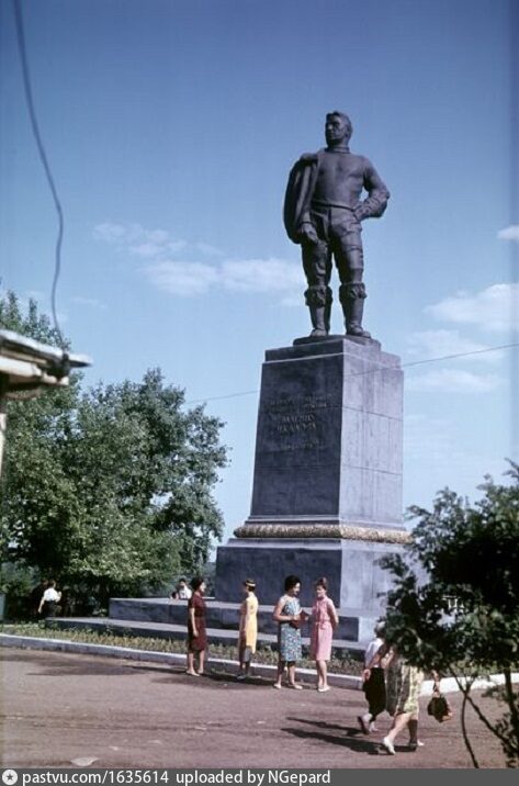 Чкалов оренбург. Чкалов памятник Оренбург. Памятник в п Чкалову Оренбург. Памятник Чкалову Оренбург на Советской. Оренбург достопримечательности Чкалов.