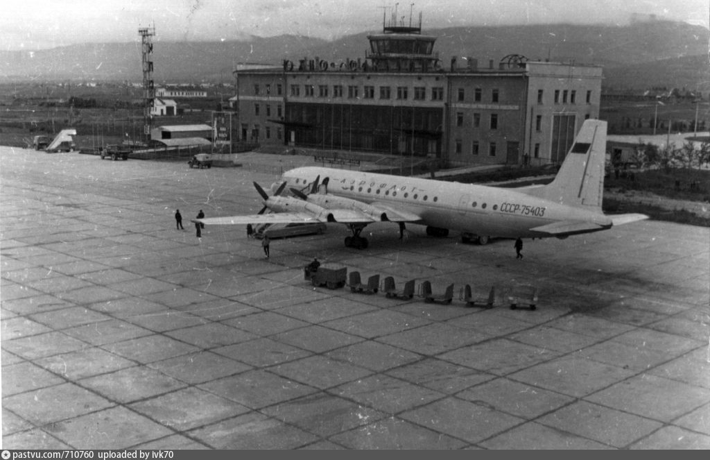 Старый аэродром владивосток. Южно-Сахалинск СССР аэропорт Южно. Старый аэропорт Южно-Сахалинск. Аэропорт Южно Сахалинск СССР. Аэропорт Южно-Сахалинск 1990.