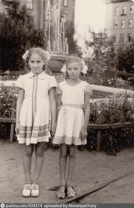 Улица Сайкина, д. 1, корп. 2. Во дворе у фонтана