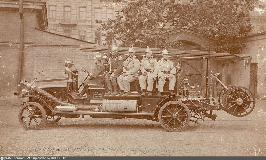 1913 первый. Пожарная машина Вандерберг 1901. Первый пожарный автомобиль. Пожарная машина в старину.