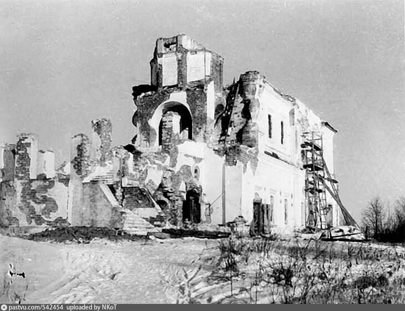 Церковь в великую отечественную. Разрушенный Псков Церковь 1941. Храм в селе Бородино. Храм иконы Божией матери Смоленская в Бородино.