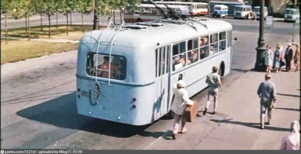 Д кишинев. ЗИУ 5д 1968. Троллейбус ЗИУ 5д. ЗИУ-5д Москва. Троллейбус старый 2022.