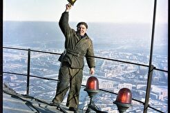 Монтажник на одном из уровней Останкинской телебашни (1965)