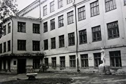 Перед школой. (1960)