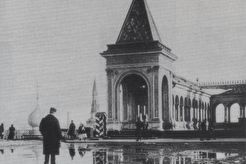 Левое крыло галереи памятника Александру II (1900)