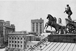 Вид сбоку на квадригу Аполлона на фронтоне портика Большого театра (1953)