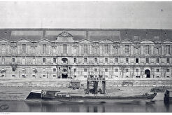 Le palais du Louvre avec l'entrée de la bibliothèque impériale, la Seine et un chaland (1850)