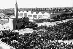 Митинг, посвященный пуску ЧТЗ на главной площади завода (1933)
