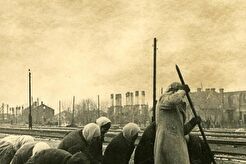 Жители освобожденного Сальска очищают от мусора ж.д. пути - - # 1 (1943)