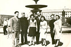 На площади Революции перед фонтаном (1960)