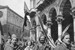Partigiani sfilano in Piazza del Duomo (1945)