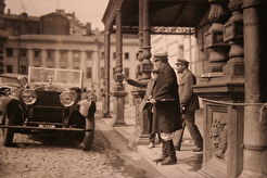 Отец Народов возле Большого театра (1930)