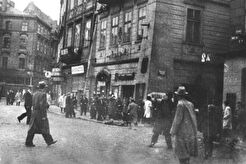 Pražané na Staroměstském náměstí (1945)