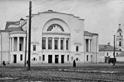 Театральная площадь и колокольня Казанского монастыря (1911)