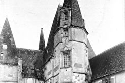Mortrée. Le Château d'O. Cour : Façade et tourelle (1865)