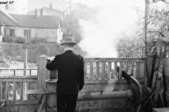 Во дворе дома возле виадука (1960)