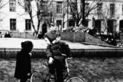 Возле памятника Ленину (1960)