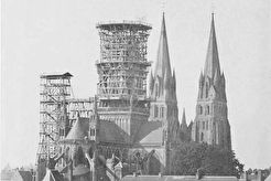 Travaux de couronnement de la tour centrale : vue d’ensemble de la cathédrale de Bayeux (1865)