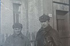 Военные в буденовках на улице Сухановской (1930)