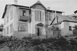 Миссис Вуд на балконе дома Бирича (1919)