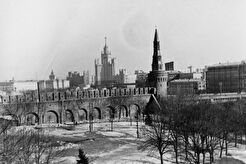 Вид из Кремля на высотное здание на Котельнической набережной (1960)