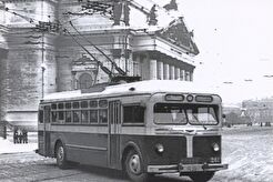 Троллейбус у Исаакиевской площади (1950)