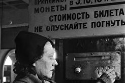 Покупка билета в метро. Станция Охотный ряд (1940)